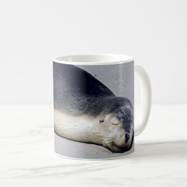 Mug Jeune phoque dormant sur la plage - Australie (Devant droit)