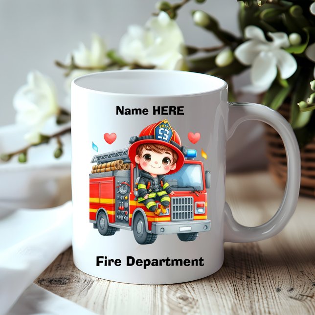 Mug Jeune pompier joyeux sur camion rouge (Créateur téléchargé)