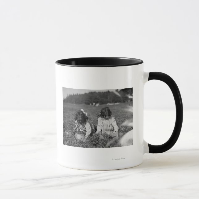 Mug Jeunes filles cueillant des canneberges Photo (Droite)