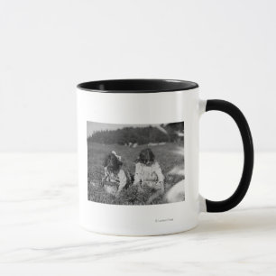 Mug Jeunes filles sélectionnant la photographie de