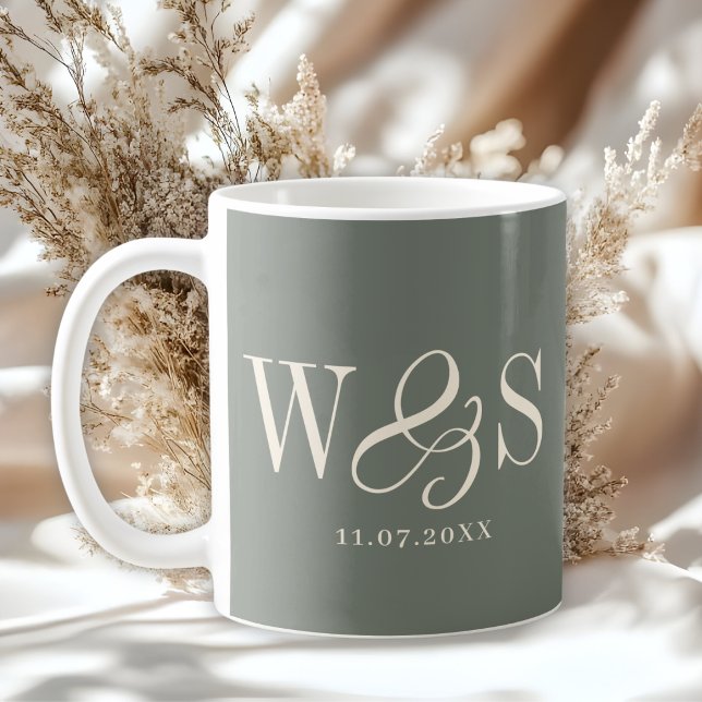 Mug Jeunes mariés élégants aux initiales de sauge (Créateur téléchargé)