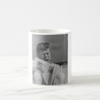 Mug JFK détendant dehors
