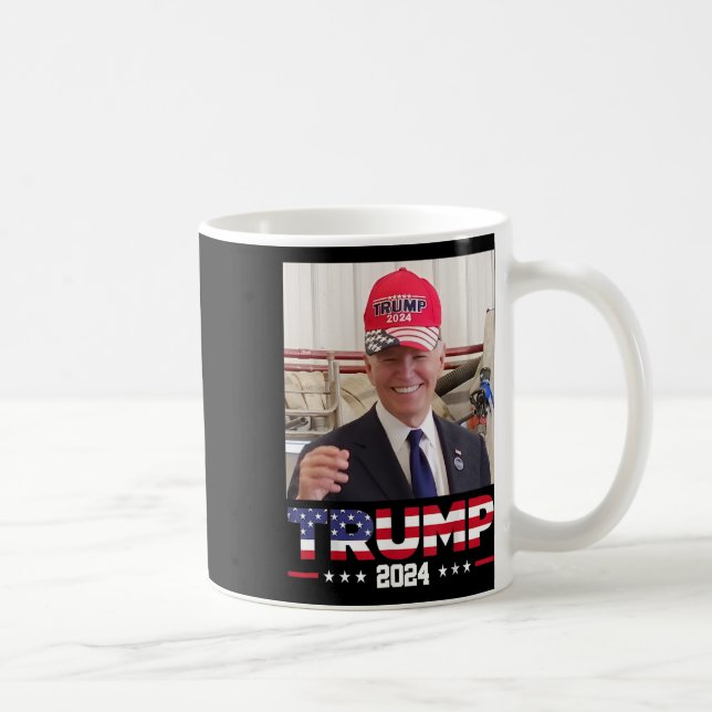 Mug Joe Biden Portant Un Casquette Trump (Droite)