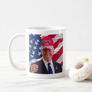 Mug Joe biden Portant un Casquette Trump