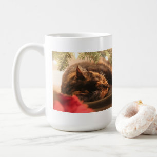 Mug Joli chat calico endormi sous l'arbre de Noël