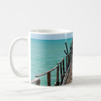 Mug Joli pont en bois avec arrière - plan bleu de mer 