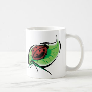 Mug jolie coccinelle sur une feuille