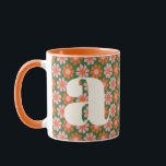 Mug Jolies fleurs rétro Monogramme personnalisé vert r<br><div class="desc">Ajoutez une touche de charme rétro joyeux à votre routine café avec cette tasse personnalisée avec monogramme. Avec son motif de marguerite inspiré des années 1970 en vert, rose et orange, c’est parfait pour tous ceux qui aiment les couleurs vives et le design vintage. La lettre surdimensionnée ajoute une touche...</div>