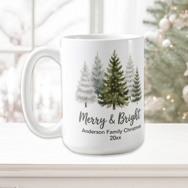 Mug Joyeux et brillants arbres de Noël Gardien de fami (Pine trees "Merry and Bright" family name Christmas mug)