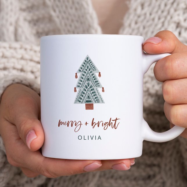 Mug Joyeux et lumineux | Arbre de Noël Boho (A boho Christmas tree mug that says "merry + bright" in casual terracotta script)