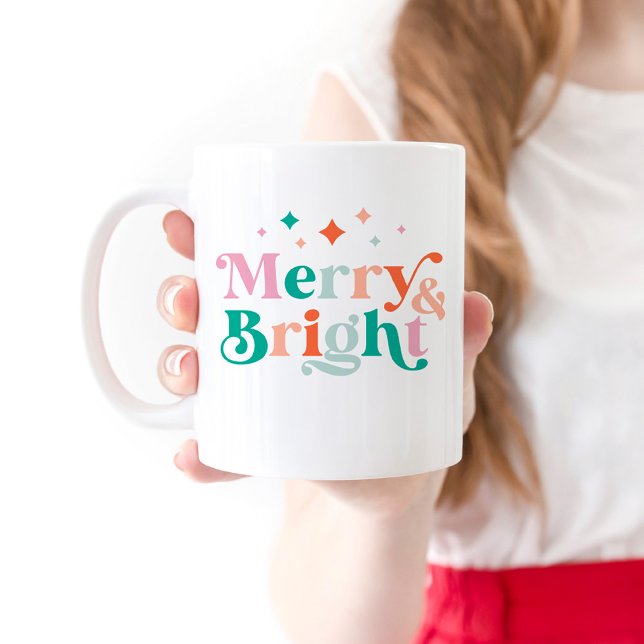 Mug Joyeux et lumineux Noël coloré moderne (Merry and Bright Christmas mug with colorful typography)