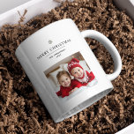 Mug "Joyeux Noël personnalisé avec photo et nom<br><div class="desc">"Ajoutez une touche personnelle à votre cadeau de vacances avec cette Mug de Noël Joyeux Personnalisé avec espace pour une photo et un nom personnalisés. Parfait pour déguster votre boisson de vacances préférée, cette tasse festive présente un accueil joyeux "Joyeux Noël" et fait un cadeau idéal pour la famille, les...</div>