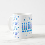 Mug Joyeux Parti Hanouka Belle Décoration Bleue<br><div class="desc">Joyeux Parti Hanouka Belle Décoration Bleue, Fête Juive, Mug et Tasse. Fête Juive Hanouka arrière-plan avec symboles traditionnels de Chanukah - dreidels en bois (toupie), beignets, menorah dorée, bougies, étoile de David et papier peint à motif de lumières scintillantes. Décoration de l'événement du Festival de Hanouka. Jérusalem, Israël. Accueil >...</div>