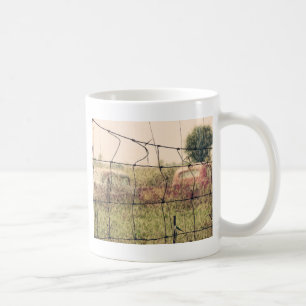 Mug Junkyard rural, Vechicles s'écartant dans un champ