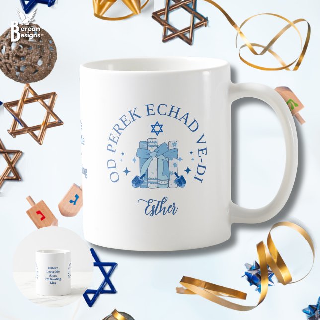 Mug JUST ONE MORE CHAPTER Hébreu Hanukkah (Personalized JUST ONE MORE CHAPTER in Hebrew coffee mug. Ideal Jewish bookish gift with custom name)