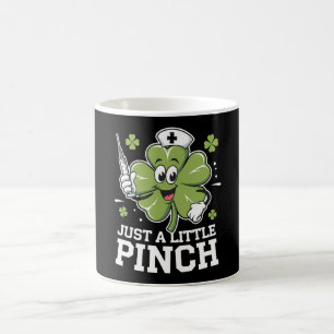 Mug Juste un petit pincement infirmière Saint-Patrick