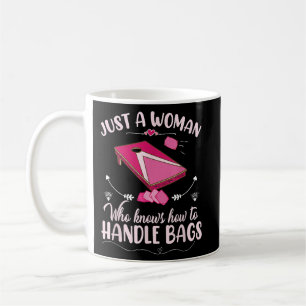 Mug Juste une femme qui sait manier les sacs Cornhole
