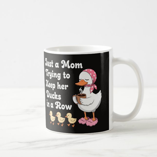 Mug Juste une maman essayant de garder ses canards en  (Droite)