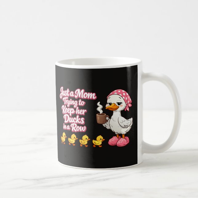 Mug Juste une maman essayant de garder ses canards en  (Droite)