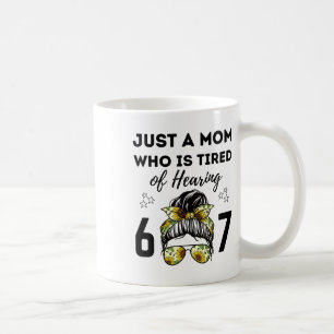 Mug Juste une maman qui est fatiguée d'entendre 67 mèm