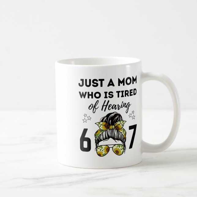 Mug Juste une maman qui est fatiguée d'entendre 67 mèm (Droite)