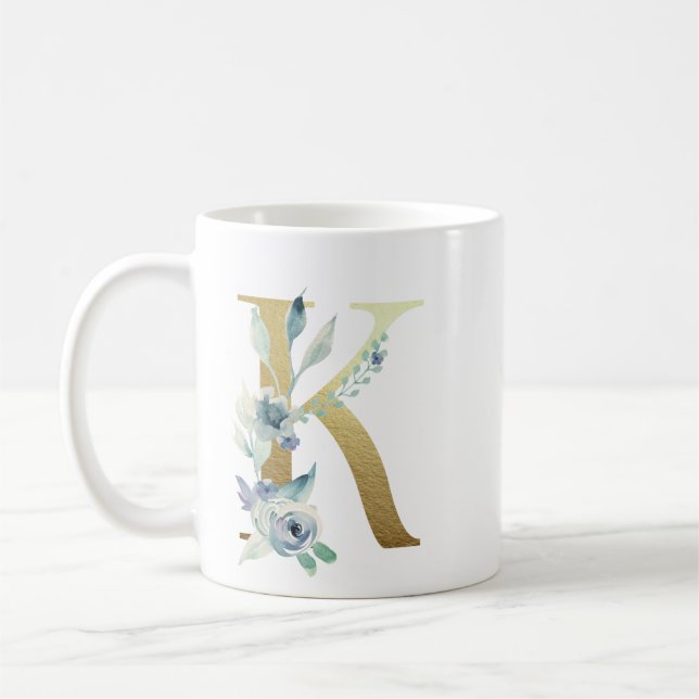 Mug K initial doré avec feuillage floral bleu (Gauche)