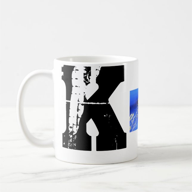 Mug K Musique typographique de granulat de monogramme (Gauche)