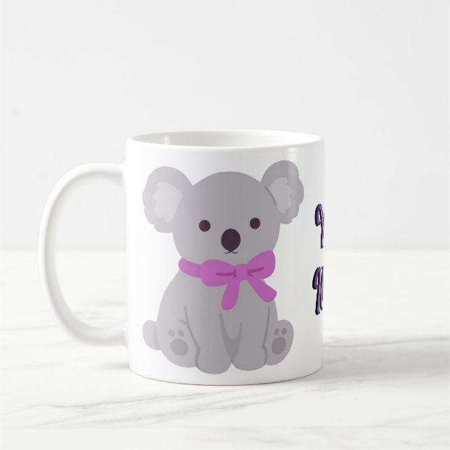 Mug Kawaii Mignon Koala Gris Assis avec un Nœud Vi (Gauche)