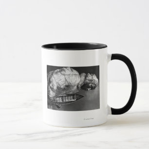 Mug Kayaker utilisant la veste imperméable avec le