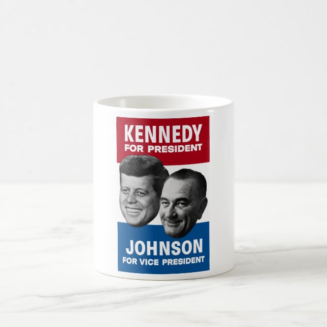 Mug Kennedy et affiche 1960 d'élection de Johnson (Centre)
