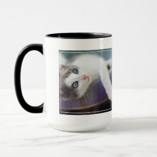 Mug Kitty doux dans le lit de plaid