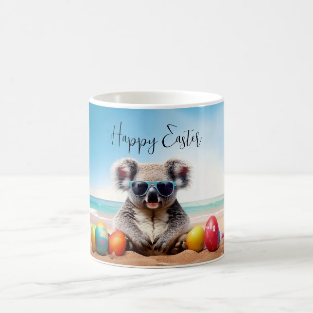Mug Koala sur la plage avec des œufs de Pâques Joyeuse (Centre)