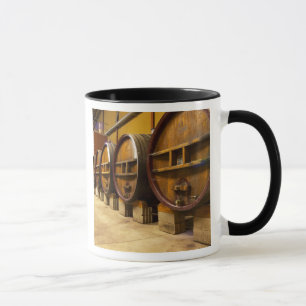 Mug La cave à vin avec de grands vieux fûts en bois