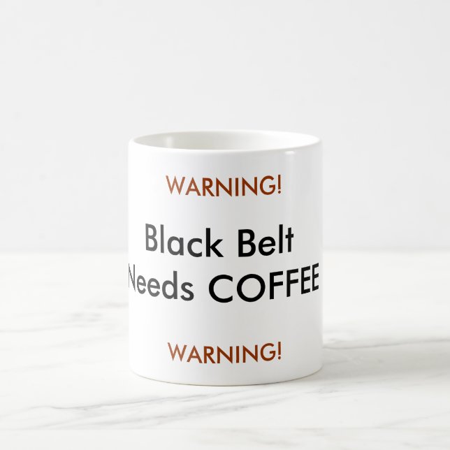 Mug La ceinture noire a besoin de CAFÉ, AVERTISSANT ! (Centre)