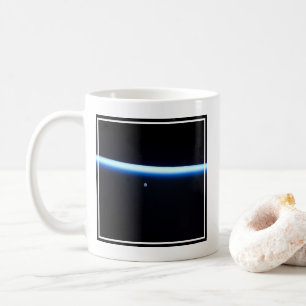 Mug La fine ligne de l'atmosphère terrestre et une lun