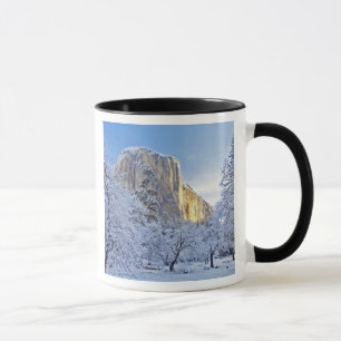 Mug La lumière du lever du soleil frappe El Capitan à