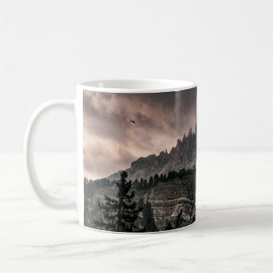 MUG LA MONTAGNE DE LA NEIGE PENDANT LES SKIS NUAGES