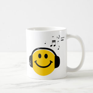 Mug La musique aime le visage joyeux avec les écouteu