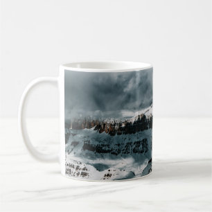 MUG LA NEIGE COUVERT LA MONTAGNE SOUS LE CIEL NUAGE PE