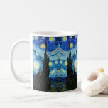 Mug La nuit étoilée par Vincent Van Gogh<br><div class="desc">Le tableau est dominé par un ciel nocturne rempli d'étoiles et de lune. Il occupe les trois quarts de l'image et semble turbulent, voire agité, avec des motifs intensément tourbillonnants qui semblent rouler à travers sa surface comme des vagues. Il est tapissé d'orbes brillantes, dont la lune du croissant à...</div>