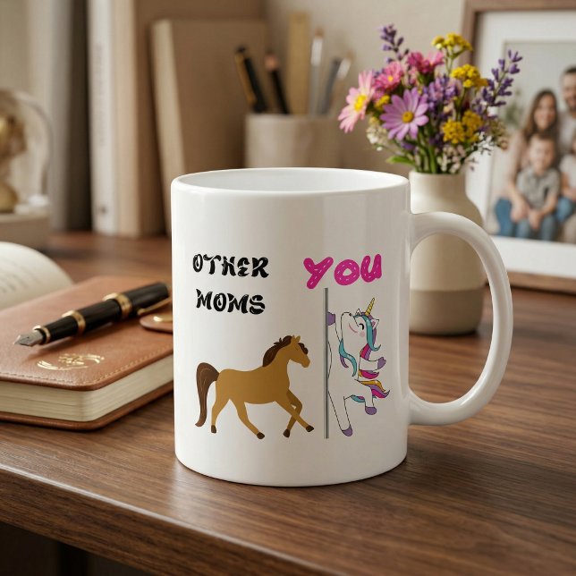 Mug La passion et l'engagement d'une mère pour sa fami (Whimsical Unicorn Mom Passion & Commitment Bold Typography Mugs)