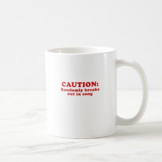 Mug La précaution éclate aléatoirement dans la chanson