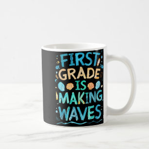 Mug La Première Année Rend Les Vagues Aux Enfants De L