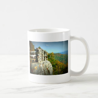 Mug La roche de tonneliers donnent sur dans l'automne.
