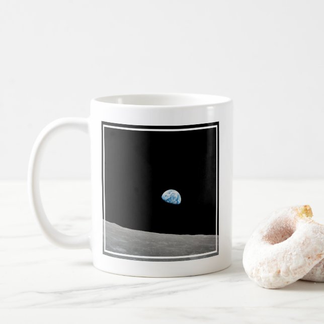Mug La Terre S'Élève Au-Dessus De L'Horizon Lunaire. (Avec donut)