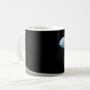 Mug La Terre S'Élève Au-Dessus De L'Horizon Lunaire.