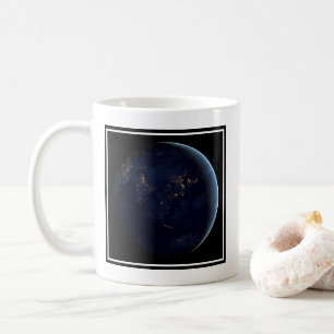 Mug La Terre s'illumine la nuit en Asie et en Australi