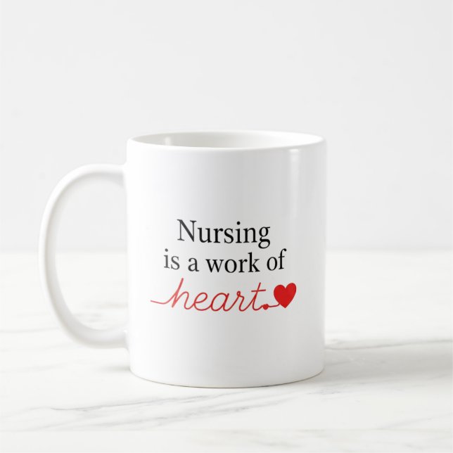 Mug La typographie de script Infirmière est un travail (Gauche)