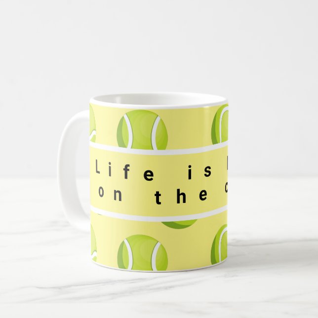 Mug La vie de balle de tennis est meilleure sur le cou (Devant gauche)