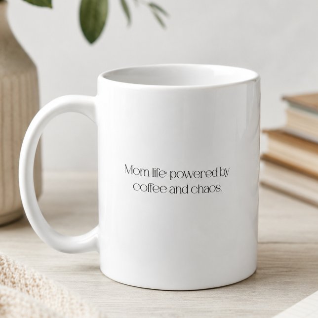 Mug La vie de maman : alimentée par le café et le chao (Créateur téléchargé)